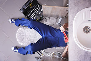 Plumber under sink - British plumbers can almost double their salaries in Germany